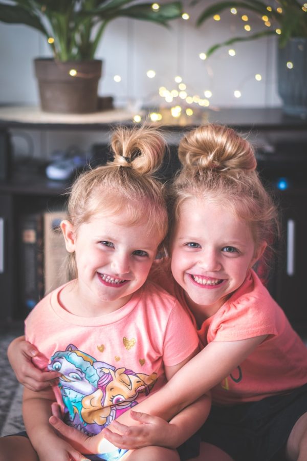 deux soeurs jumelles se tiennent dans les bras après un test ADN